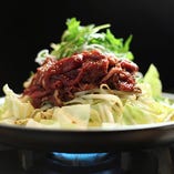 ＜プルコギ＞（甘口、辛口選べます） 甘辛く味付けた牛肉を鍋でジューシーに焼き上げ、たっぷりの野菜と食べるプルコギは、辛くない韓国料理の代表選手です。