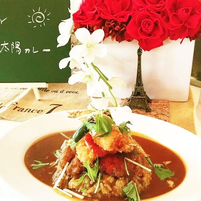 白いお皿に盛られた太陽カレーのデラックスカレー