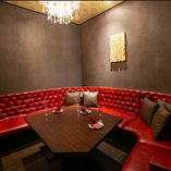赤のソファを基調としたラグジュアリールームです！デートや合コンにおすすめなお部屋です。