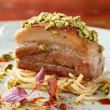 『ナッツをまとった豚バラ肉のキャラメリーゼソテー 根セロリのレムナード』。日本人の口にピッタリのお味です