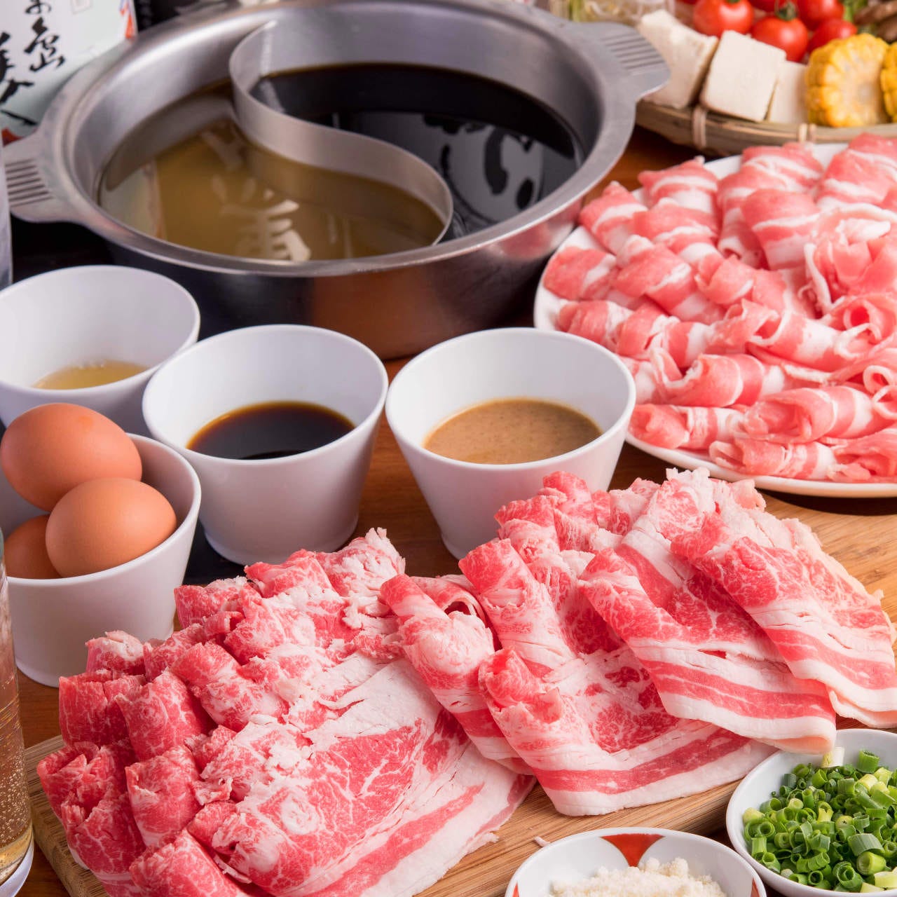 但馬屋 ソラリアプラザ店で提供されている豚肉や卵などが並べられている様子