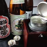 常時３０種の厳選日本酒　１００㏄から注文可能　お好みの酒器、お好みの温度で！！