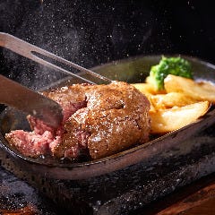 牛肉100％の俵型ハンバーグ。250グラムでボリューム満点。