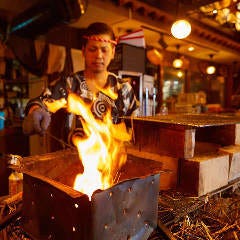 炎が燃え上がる熱気や迫力満点の調理風景もご覧いただけます