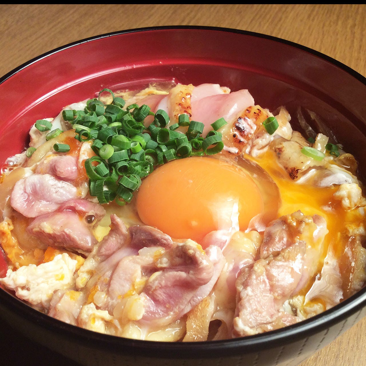 比内地鶏に卵、ねぎがのった親子丼