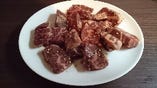 こだわりお肉を炭火焼きで堪能！