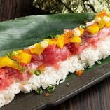 おすすめの『マグロのユッケ寿司』。見た目も華やか、味も極上。