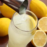 レモンを“まるごと”サワーにした健康志向のお酒です