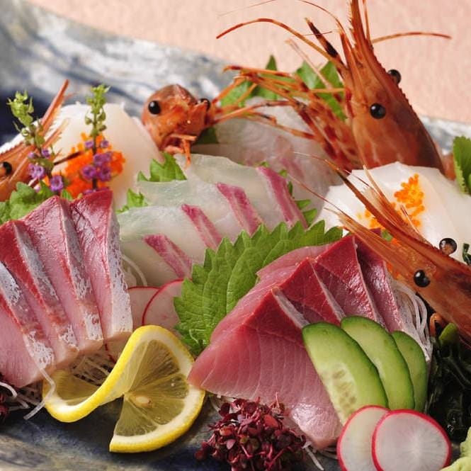 三重県より届く鮮魚が自慢です。お刺身盛り合わせはコースでも！