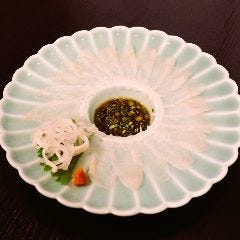 上とらふぐ刺しです！天然だから味わえる歯ごたえと風味です