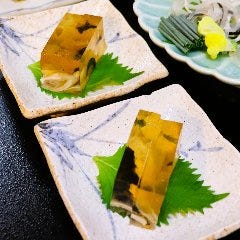 透き通る見た目と味が特徴の煮こごりです！※写真は２人前量です