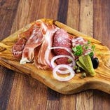 イタリア産生ハムと サラミ2種の盛り合わせ