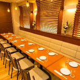 【1階レストラン】テーブルをつなげて最大16名様までご利用いただけるゆったりソファ席の宴会ブース。