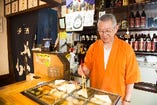 1944年生まれの店主は機知に富み、日本酒をこよなく愛する。