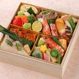 『季節弁当』お祝いの席や法事などにもおすすめ。木箱で高級感もあります。