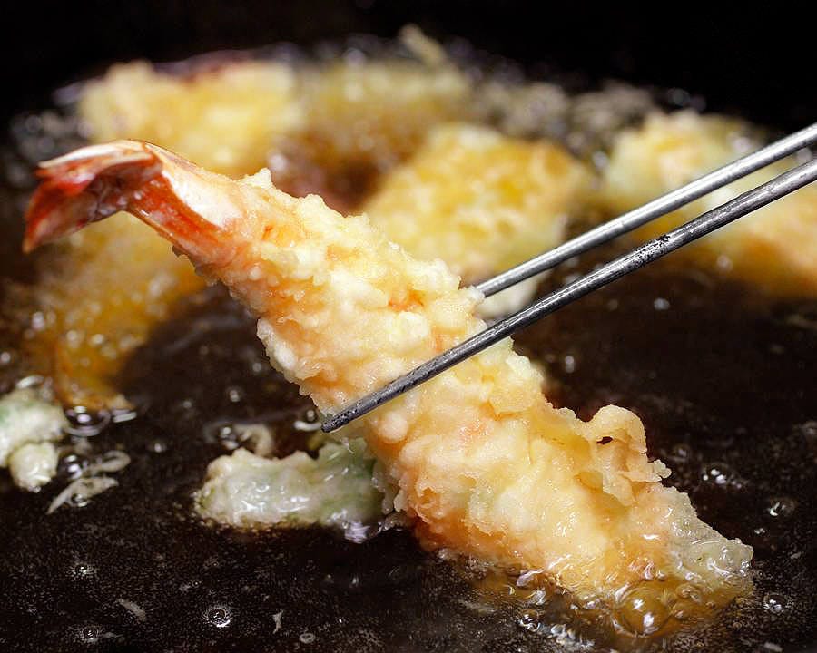 一つ一つ丁寧に揚げる天ぷら。
蕎麦つゆと相性抜群。絶品です!