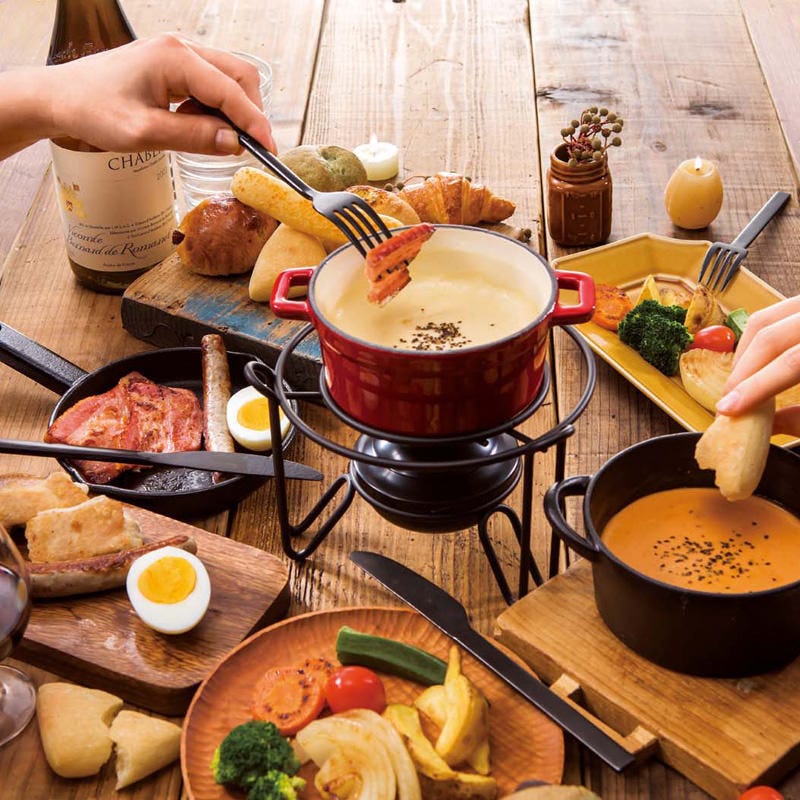 チーズフォンデュや野菜がテーブルにそろっている