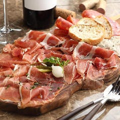スペイン産直送の生ハムは、ほどよい塩気がワインに◎
