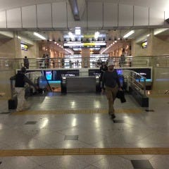 ＪＲ大阪駅中央口改札出て南方向へ向かい、階段を降ります。その後は道なりにまっすぐ進んでください。