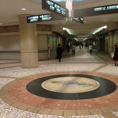 再度分岐点が出てきますが、そのまままっすぐ進み、パン屋さん「ヴィドフランス」さんを過ぎると、左側に大阪駅前第3ビル地下2階の入口がございます。