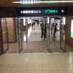 大阪駅前第4ビル地下2階入口に到着です。そのまま入って、まっすぐ進んでください。