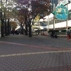 大阪駅前第4ビルが見えてきますが、そのまま通り過ぎてまっすぐ進みます。
