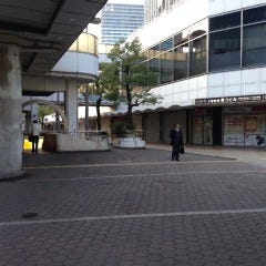 大阪駅前第3ビルが見えてきます。（周りのビルよりに比べて高いビルです）
お店は地下2階ですが、「中に入りエレベーターを利用」か「写真左側奥に写っている階段を使って、地下2階まで降りる」かでお越しいただけます。