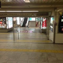 西梅田駅南改札出口を出て、左手の方に第1ビルへの入口があります。その中に入って、東に向かって（道なりに）まっすぐ進んでいきます。