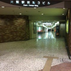 大阪駅前第3ビル地下2階入口です。そのまままっすぐ進みます。