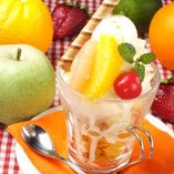 たっぷりフルーツに濃厚バニラソフトクリームを乗せたボリューム満点「シルクソフトクリームパフェ」