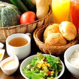 パン・ご飯・味噌汁・スープ・サラダがおかわり無料！！