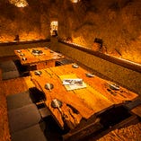 地下にある洞窟空間…土壁と天然木の掘り炬燵席をご準備。