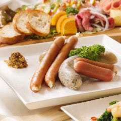 ソーセージ盛合せとお好みの一杯をお楽しみください。