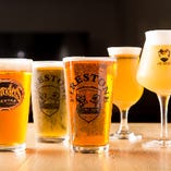 飲み放題では5種のクラフトビールが楽しめるプランもあります