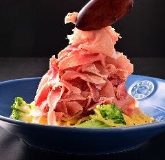 目の前で乗せ放題！ チーズを削るパフォーマンス商品多数