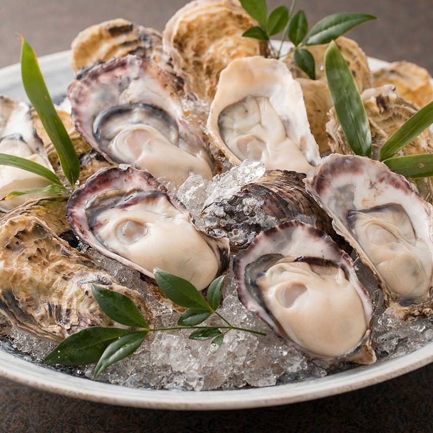 鮮度抜群の殻付き生牡蠣や広島名物料理と地酒を味わうコースも