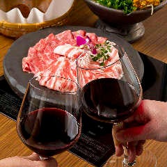 しゃぶしゃぶはワインとの相性も抜群。スペインワインと合わせて