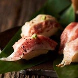 イベリコ豚の旨みと甘みが際立つ炙り寿司はスモーク演出あり