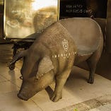エントランスでは、イベリコ豚のオブジェがお客様をお出迎え