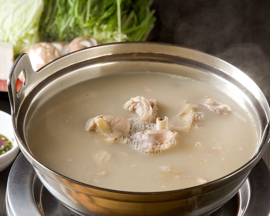 鍋に入った水炊きの白濁スープ