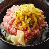 とろたく丼	Minced Tuna with Japanese Pickled Radish Bowl