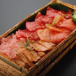 極上漬け天然本まぐろちらし弁当 Super Rich Assortment of Seasoned Wild Bluefin Tuna Bento (Box sushi)