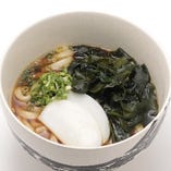 すし屋のわかめうどんレギュラーサイズ	Sushi Restaurant's Udon Noodles with Wakame Seaweed