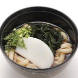 すし屋のわかめうどんハーフサイズ	Sushi Restaurant's Udon Noodles with Wakame Seaweed  (half serving)