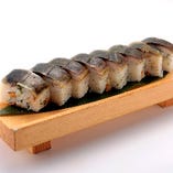 板前特製サバ棒寿司～昆布乗せ～ Broiled Mackerel Sushi with sweet kelp