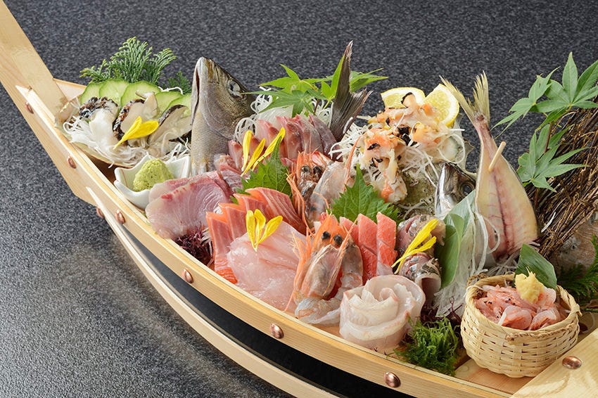 伊豆の新鮮な魚介類を豪快な舟盛りでお楽しみください。