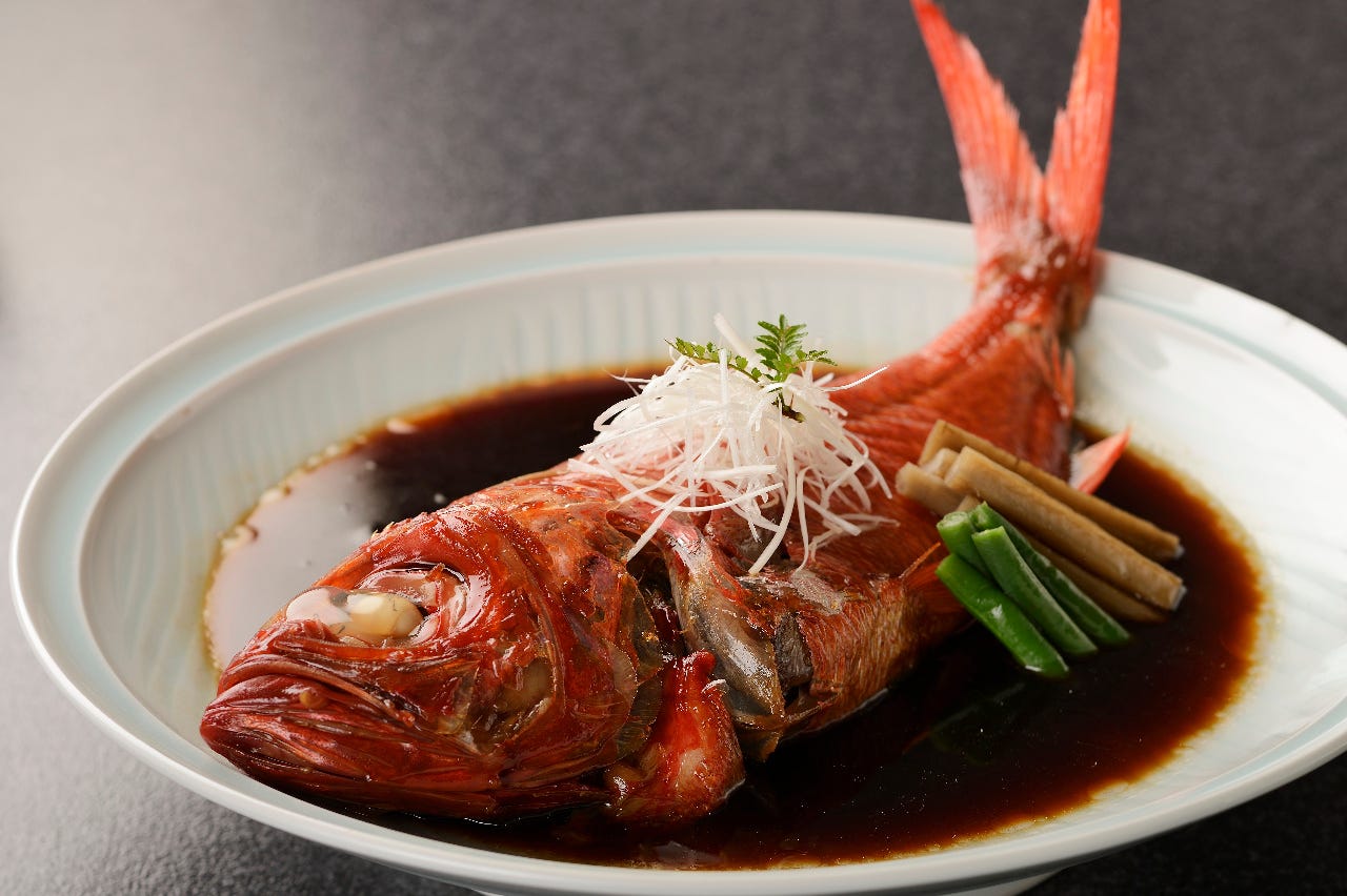 金目鯛を豪快に1尾丸々煮つけた金目鯛の姿煮は人気です。
