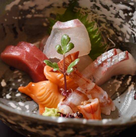 鮮魚が陶器に盛られた「日本料理 とくを」お昼の会席コース（花）