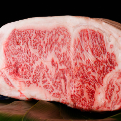 きめが細かい肉質のとろけるような黒毛和牛を厳選しております。