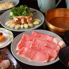とろけるような味わいの黒毛和牛をすき焼きしゃぶしゃぶで堪能